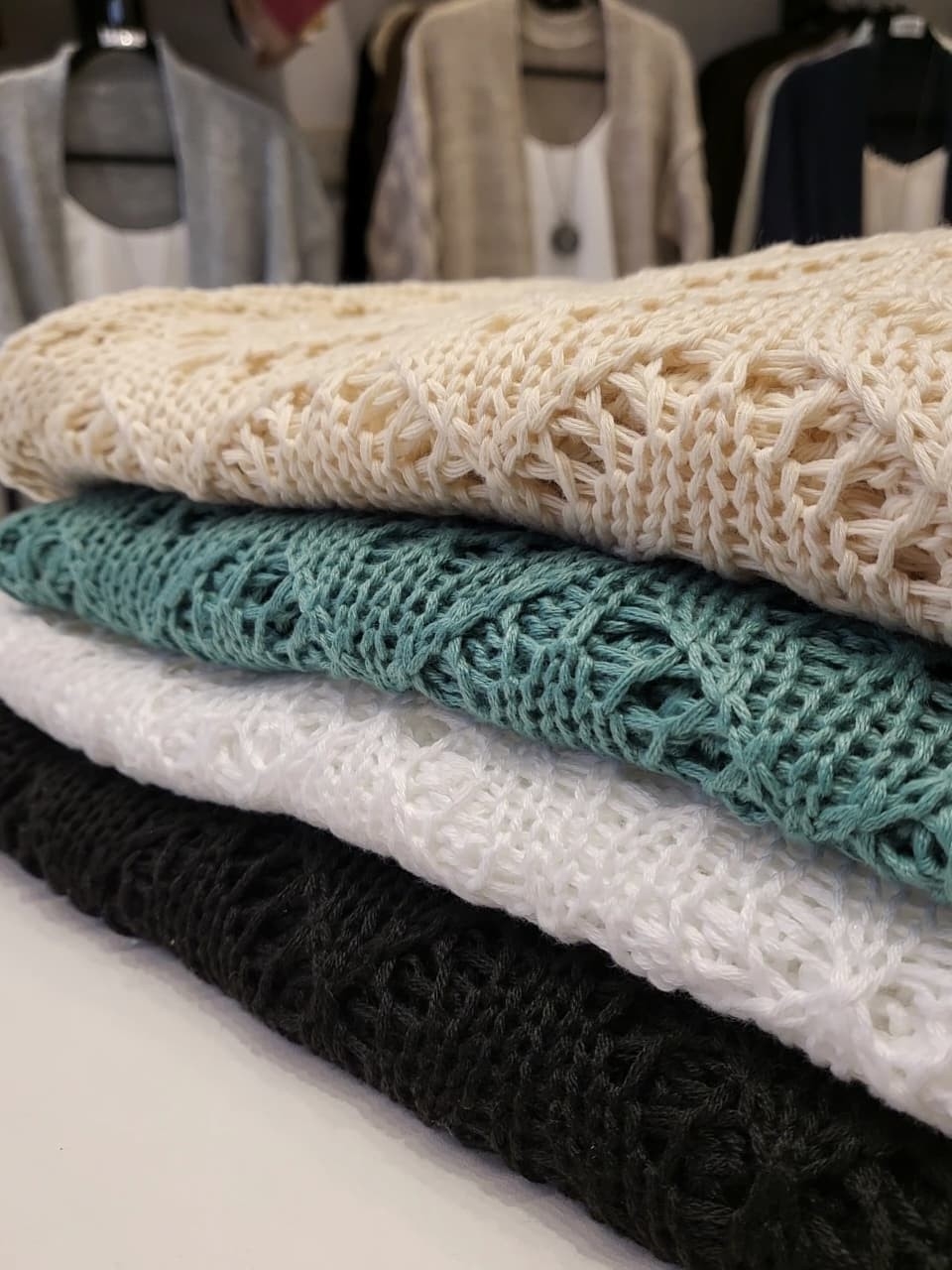 Sweater Calado Cuello Bote - Imagen 3
