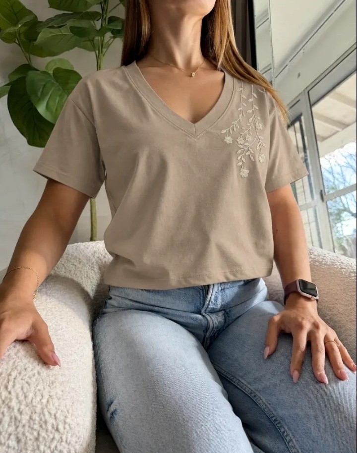 Remera Cuello V Floral - Imagen 3