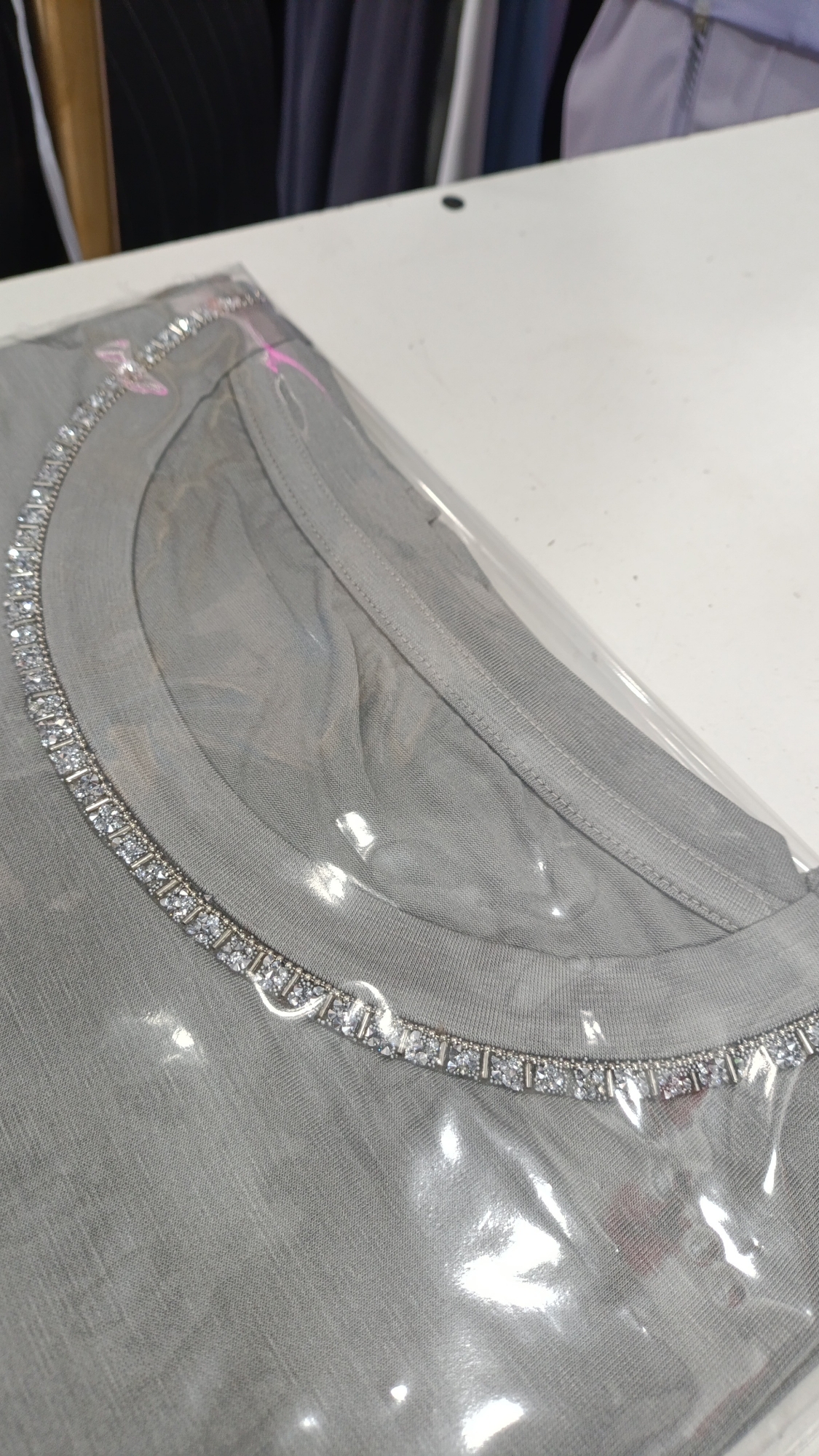 Remera Modal con Detalle en Cuello - Imagen 2
