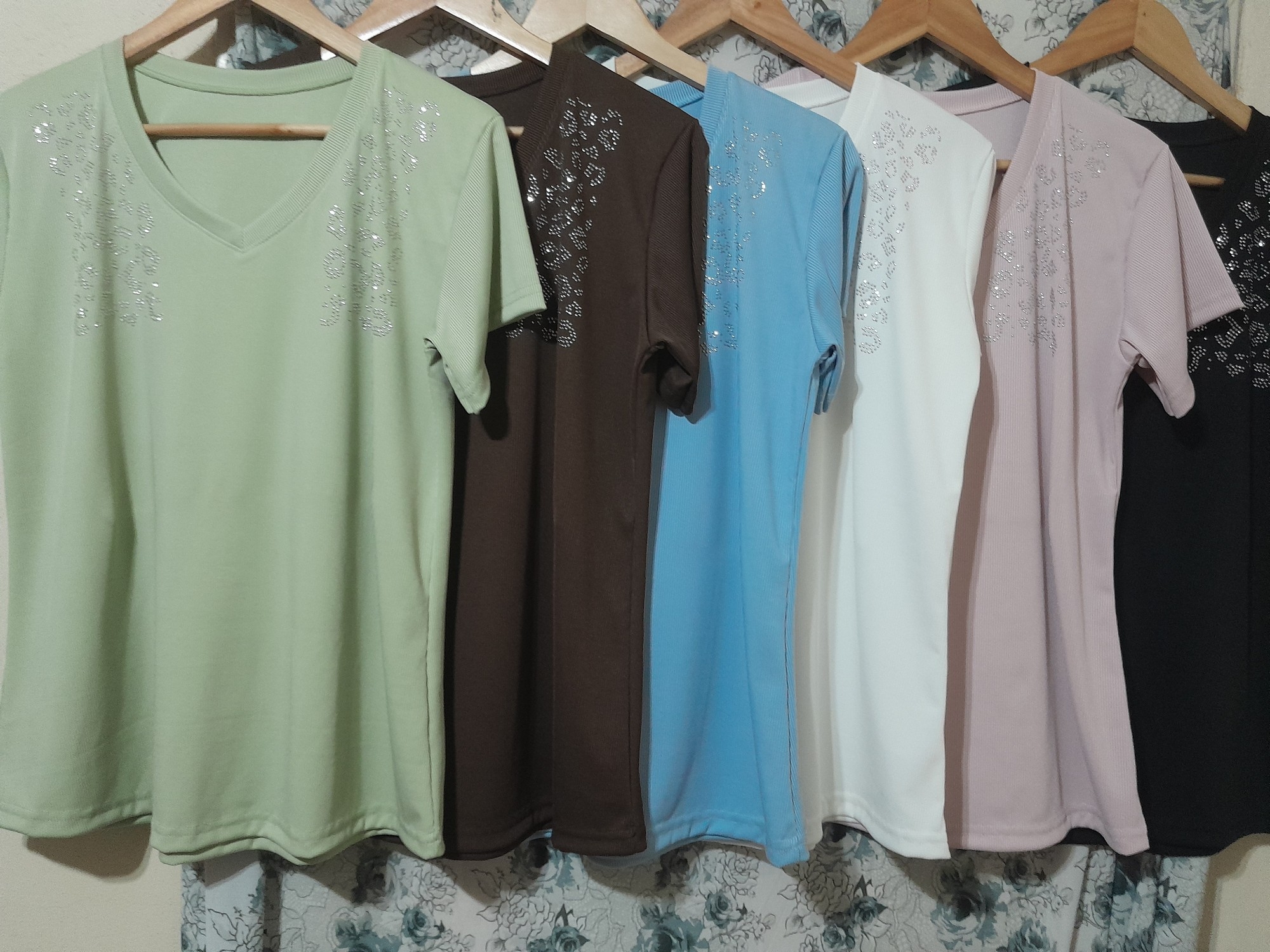 Remera en Escote V 6 Colores Disponibles - Imagen 2