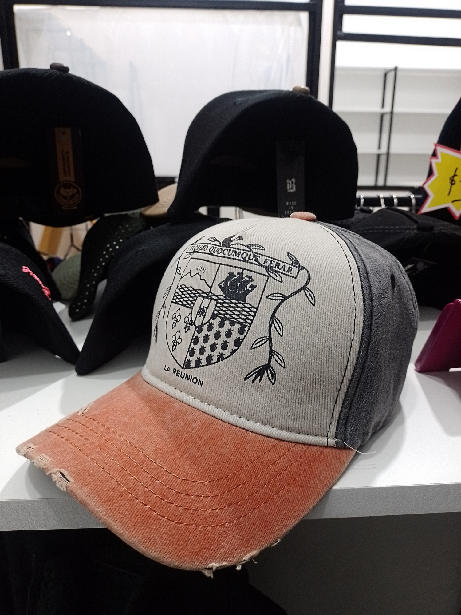 Gorra Trucker Vintage Gastada . - Imagen 3