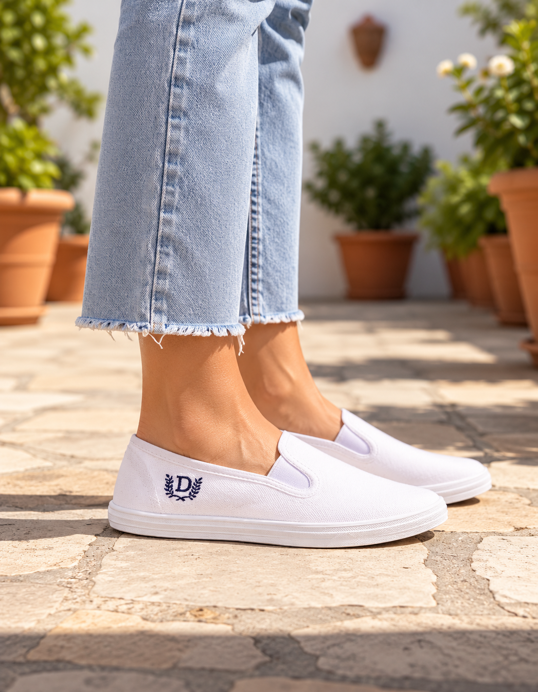 Pancha Elastica Livianas Dama Marca Deli Art. 455 (34 al 40) - Zapatillas%20blancas%20en%20patio%20soleado.png