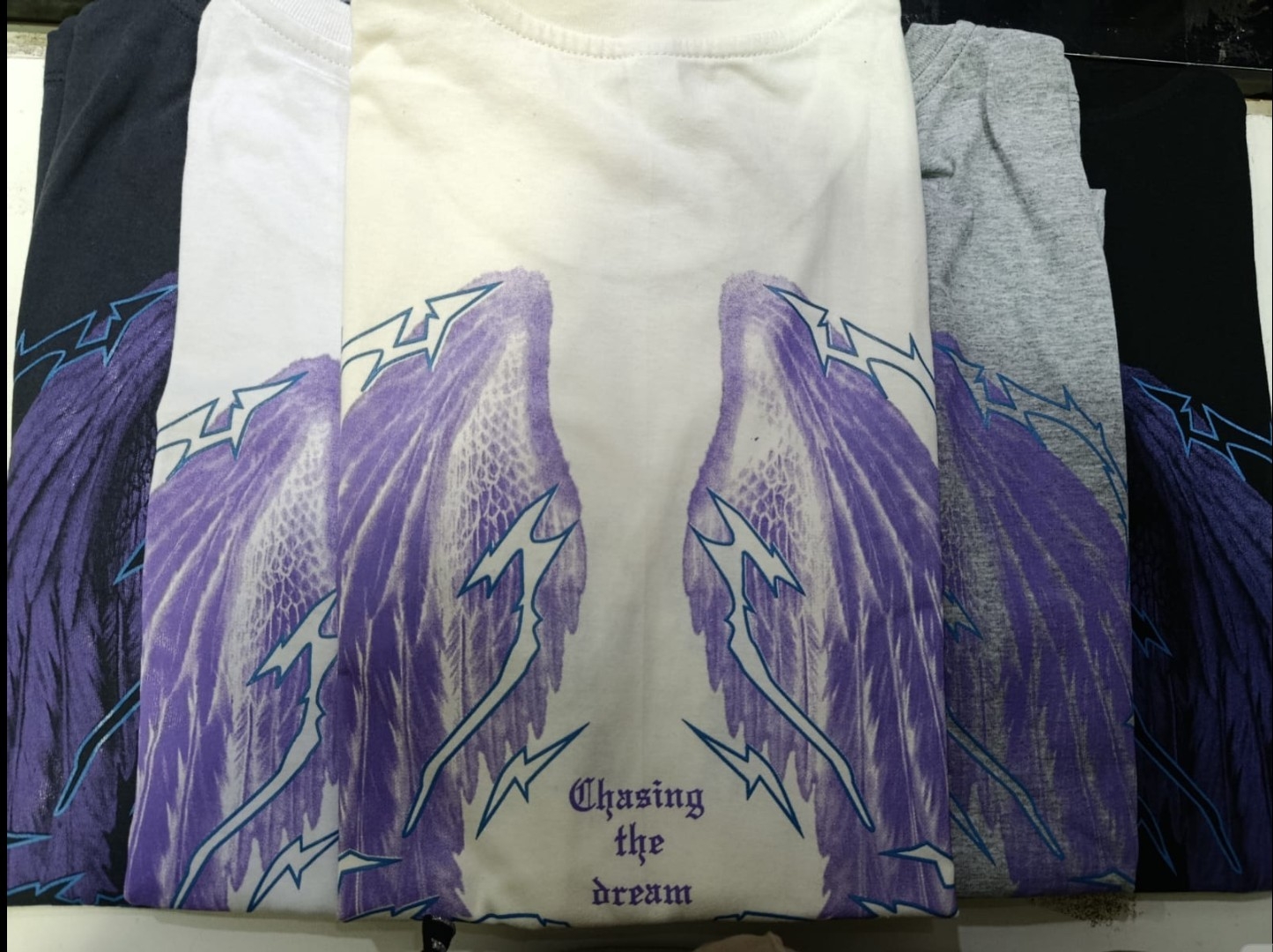 Remera Oversize Alas Moradas - Imagen 3