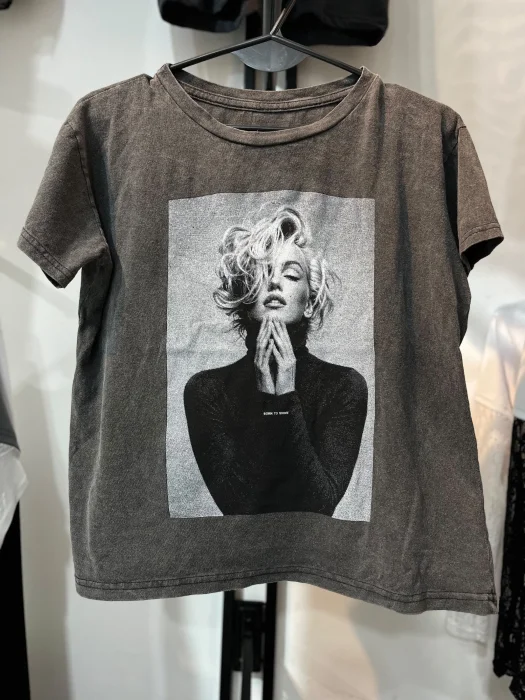 Remera Corte Clásico Prelavado Batik 04 Marilyn