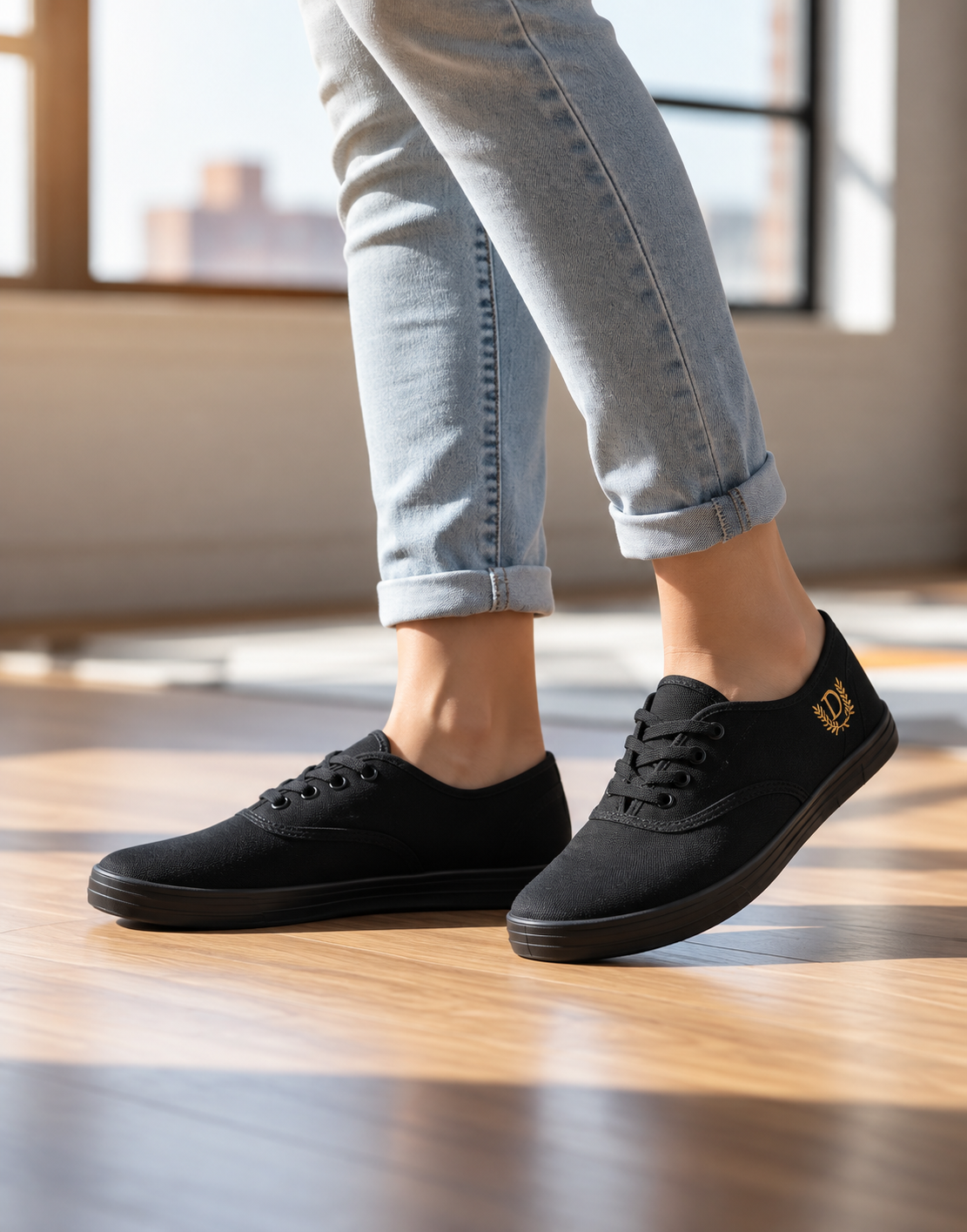 Zapatilla Nauticas Lona de Mujer Deli Art. 350 (34 al 40) - Zapatillas%20negras%20con%20emblema%20dorado.png