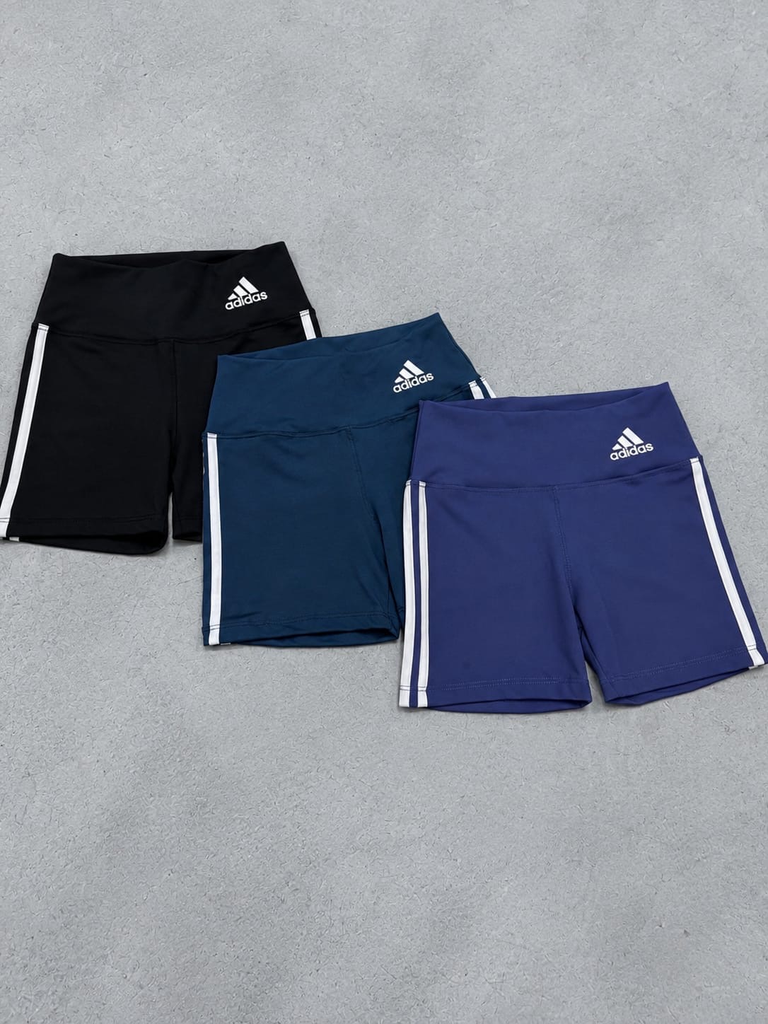 Short Tres Tiras Adi - 11a9304d-5549-4217-a604-7bfe2f085672.jpeg