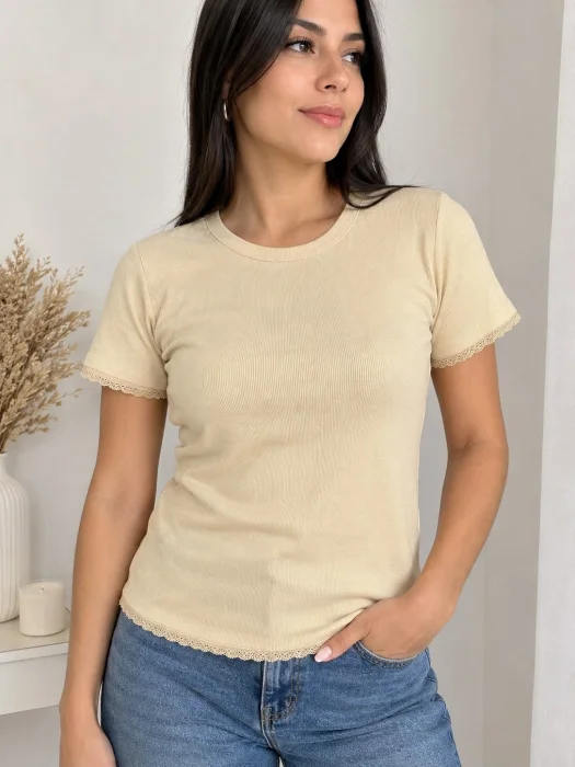 Remera Básica con Puntilla
