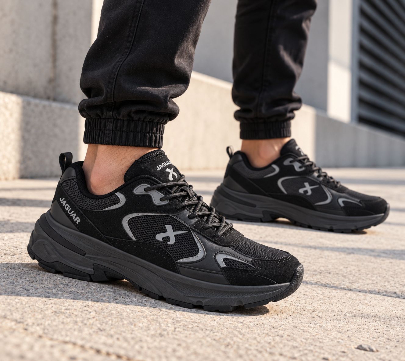 Zapatilla Deportiva Hombre Jaguar Linea Importada Art.4360 (39 al 44) - Zapatillas%20Jaguar%20en%20entorno%20urbano.png