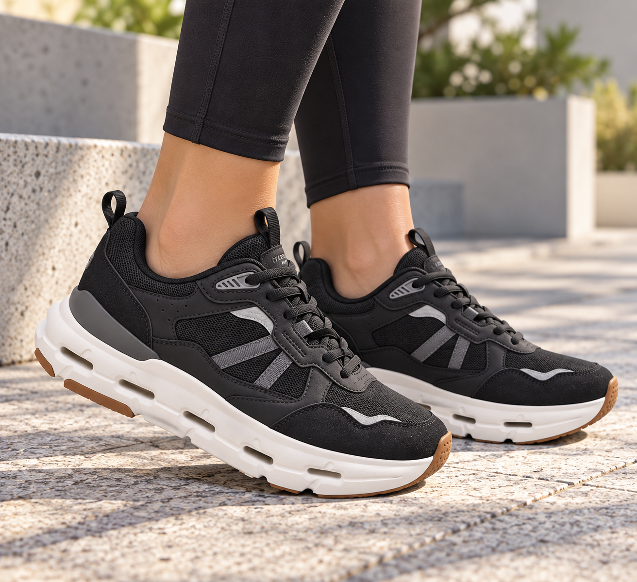 Zapatilla Deportiva Mujer Liviana Jaguar Linea Importada Art. 4359 (35 al 40) - Zapatillas%20negras%20en%20entorno%20urbano.png
