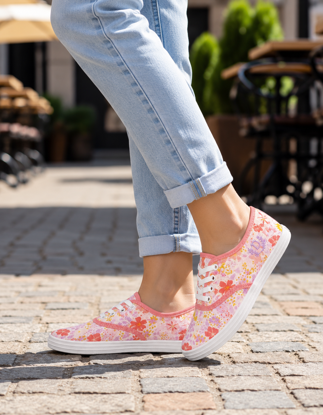 Zapatilla Urbana Nautica con Cordon Deli Art. 356 (35 al 40) - Zapatillas%20florales%20en%20una%20terraza%20soleada.png