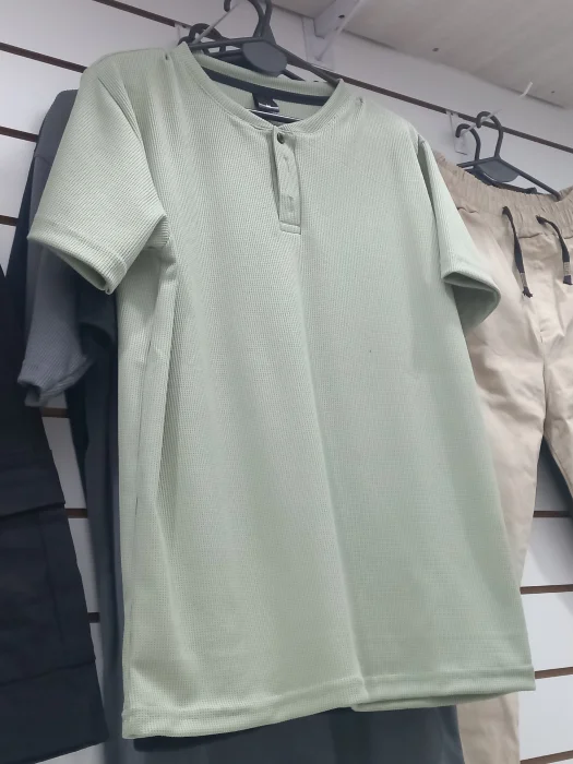 Remera Wafle con Boton