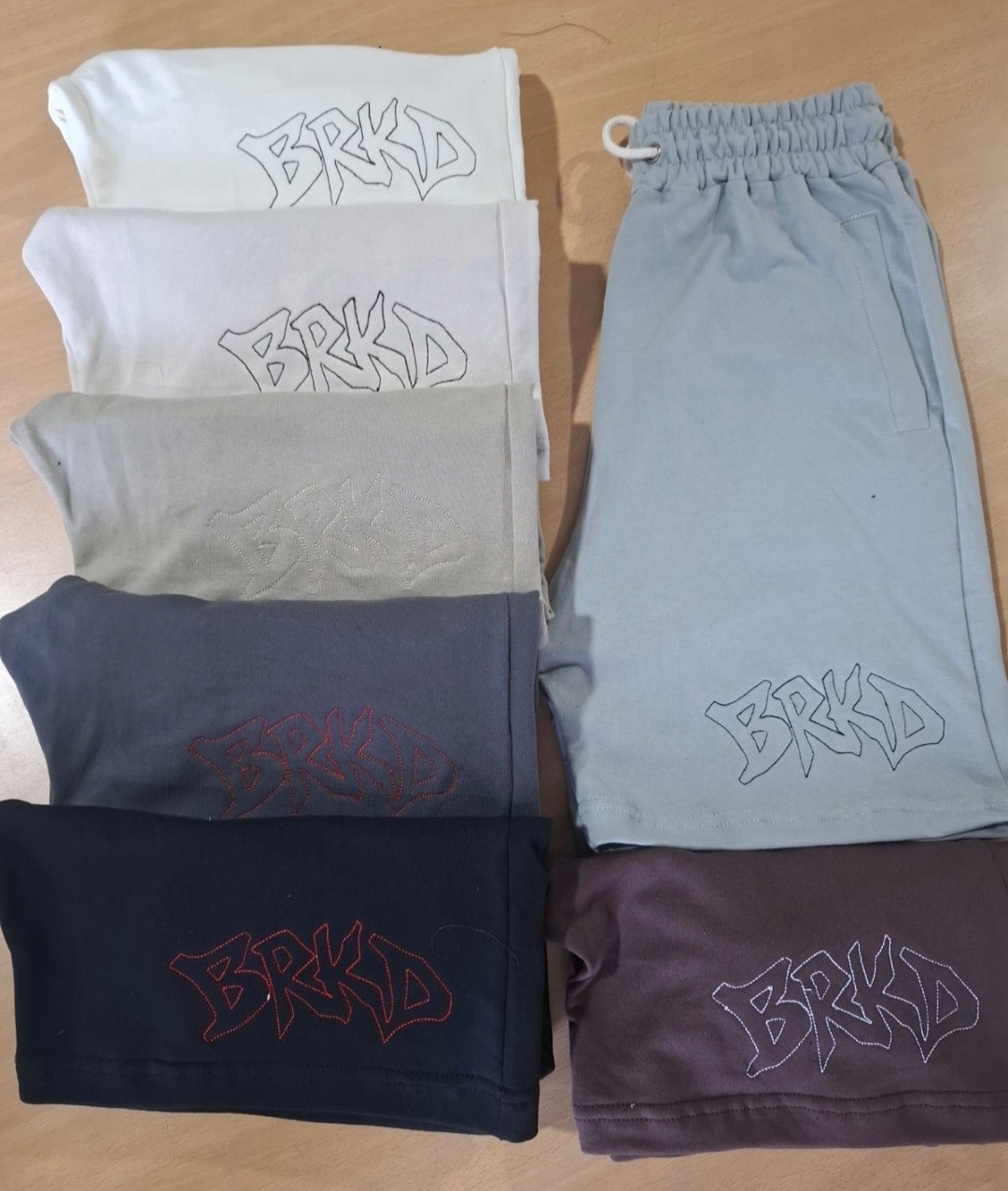 Bermudas Bordadas con Marca - Imagen 3
