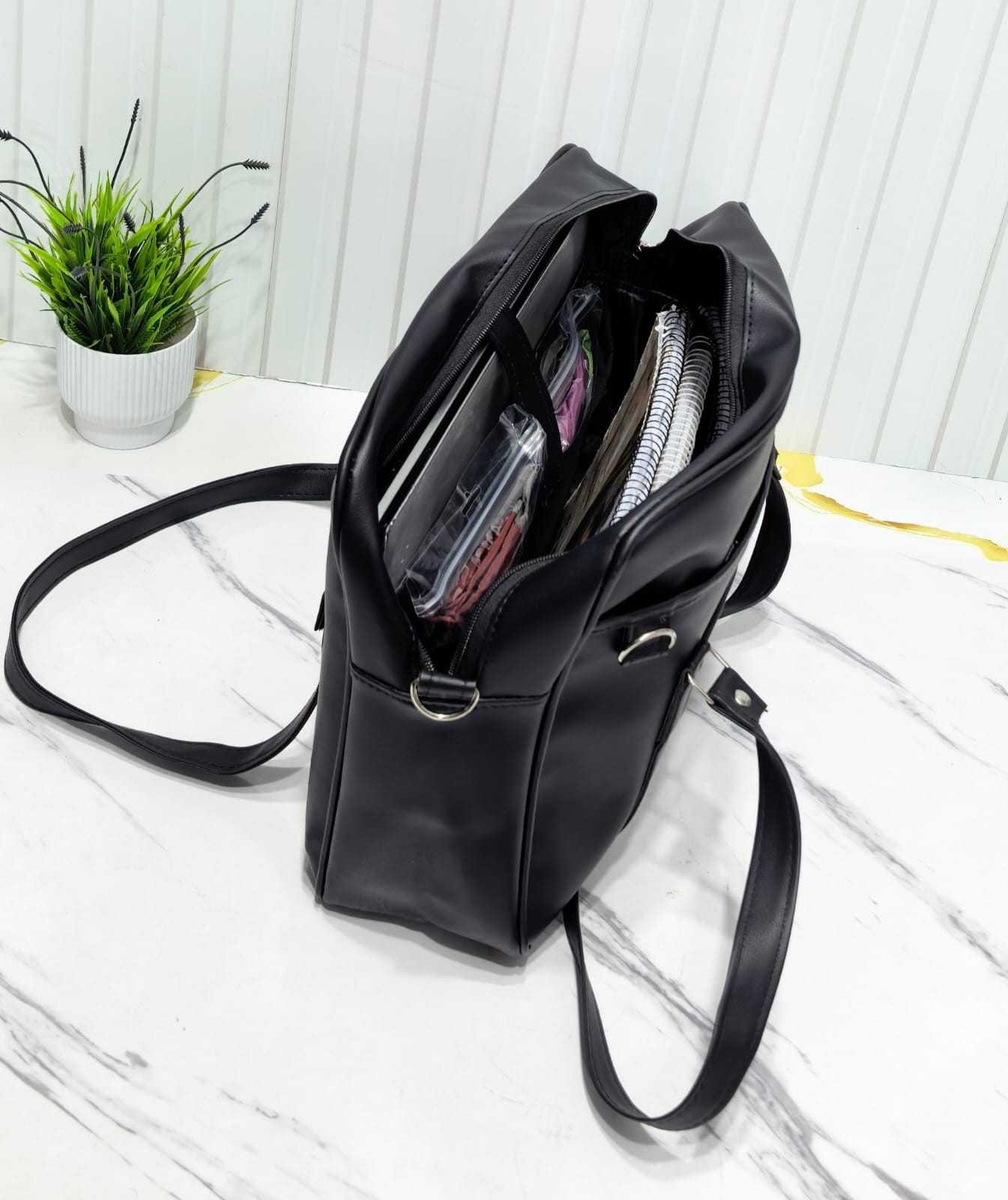 Bolso Morral* *estilo Japones* Porta Lapto de Cuero Ecológico *.* Excelente Calidad. - Imagen 4