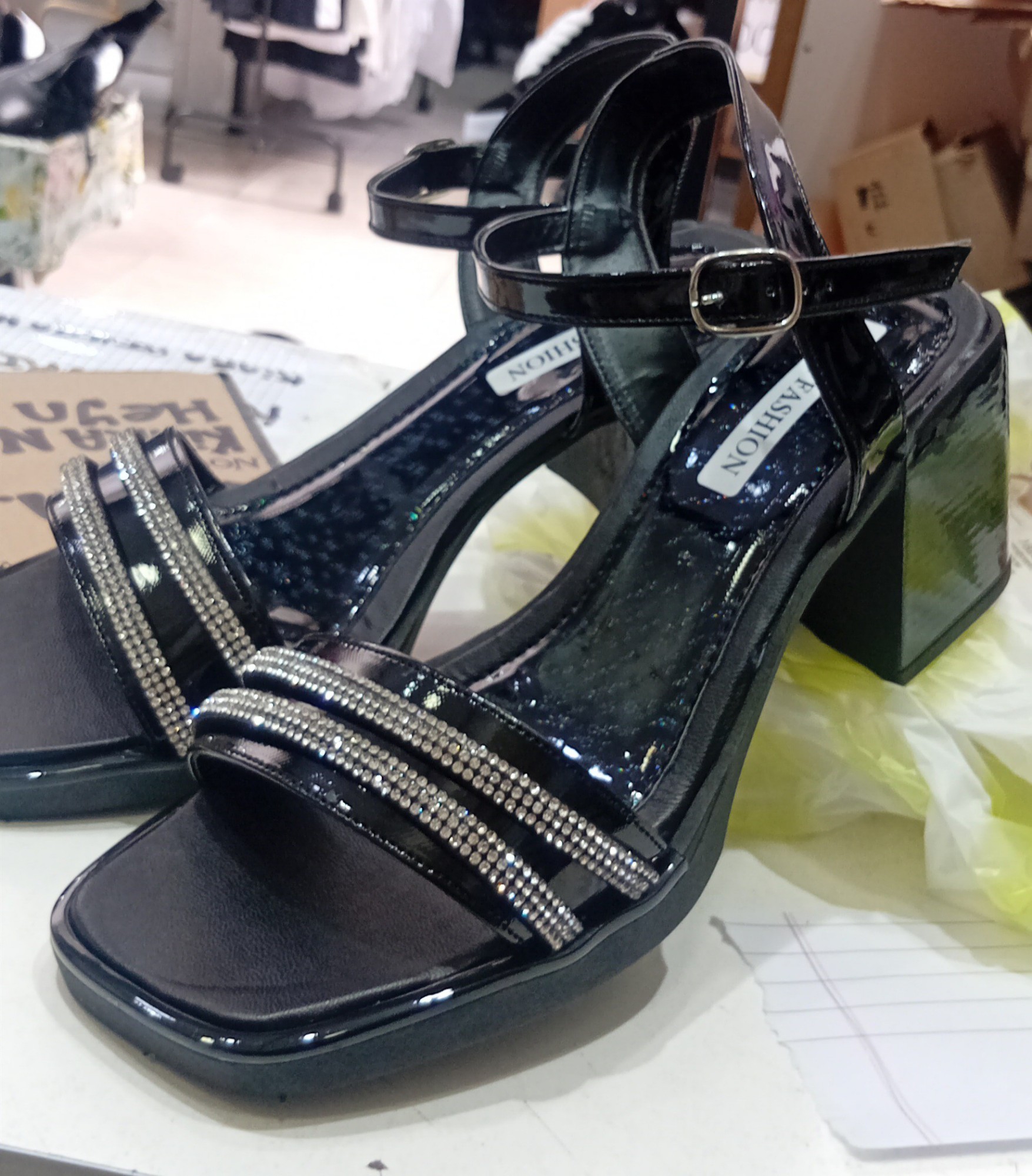 Sandalias Emma Brillo y Charol - Imagen 2