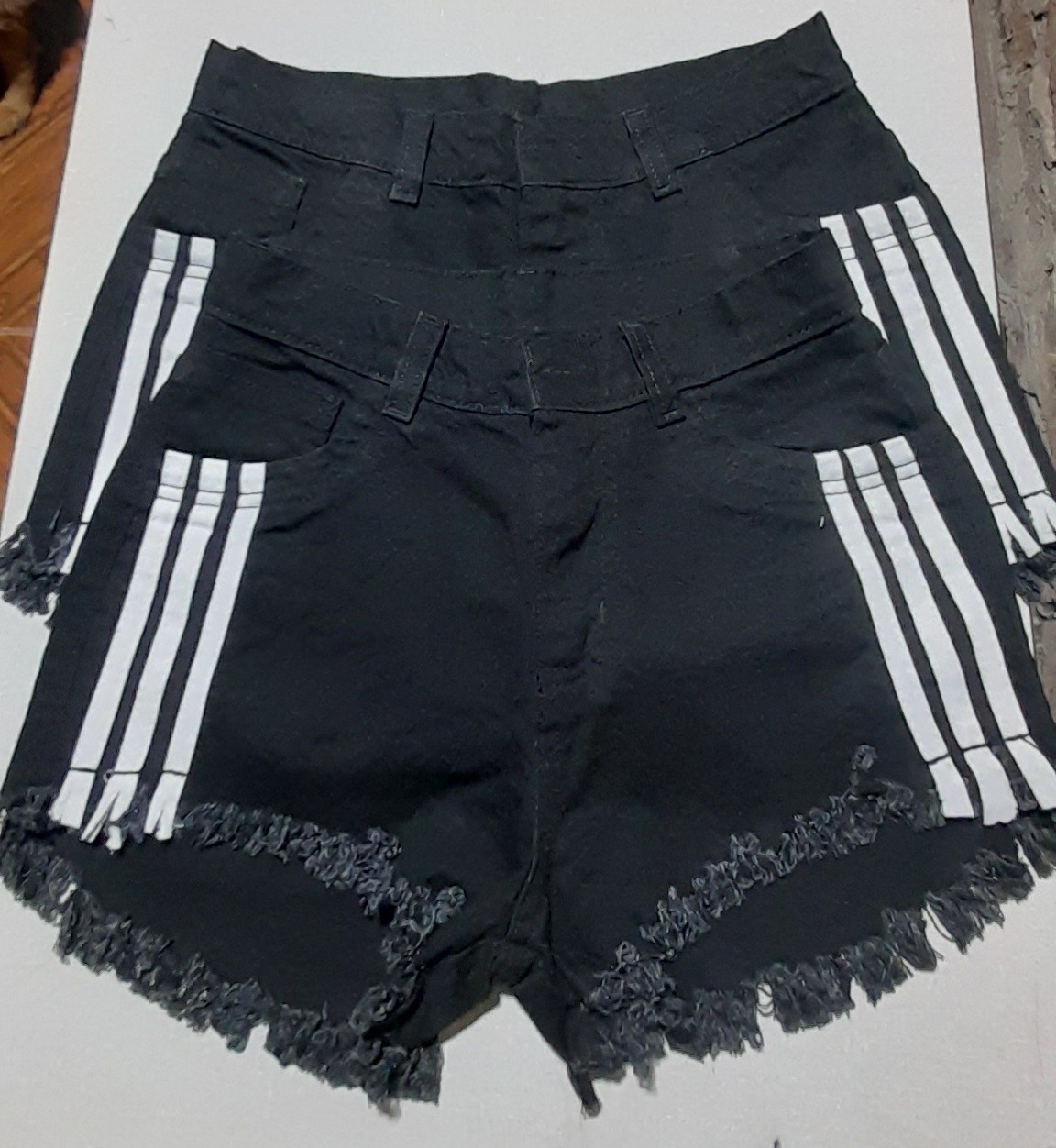 Short Playero 3 Tiras Negro Rígido Tiro Intermedio Deflecado - Imagen 4