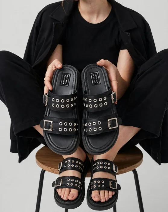 Sandalias Katy Negro con Hebilla y Tachas