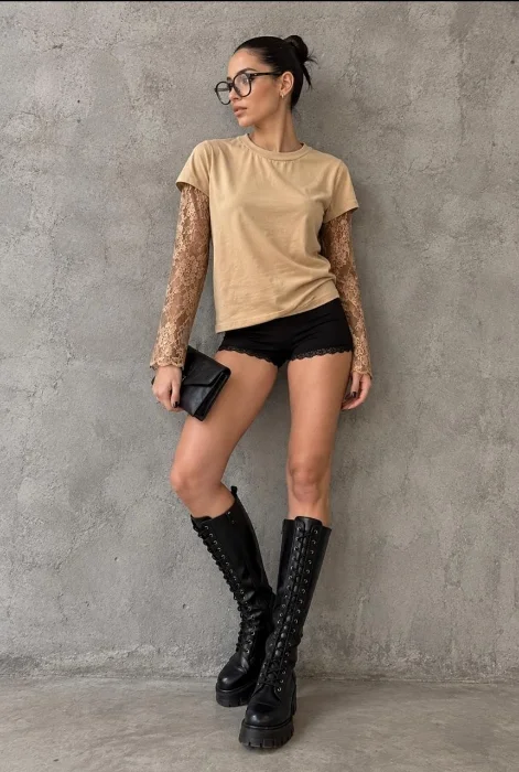 Remera con Mangas de Encaje