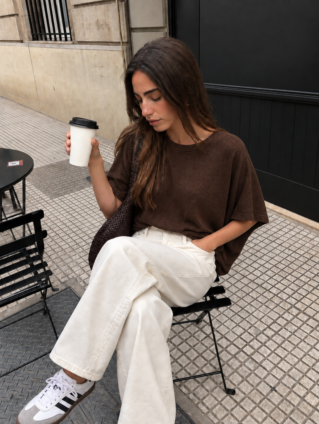 Remera Manga Murcielago Tejida - Estilo%20tejido%20en%20una%20cafeter%C3%ADa%20urbana.jpg