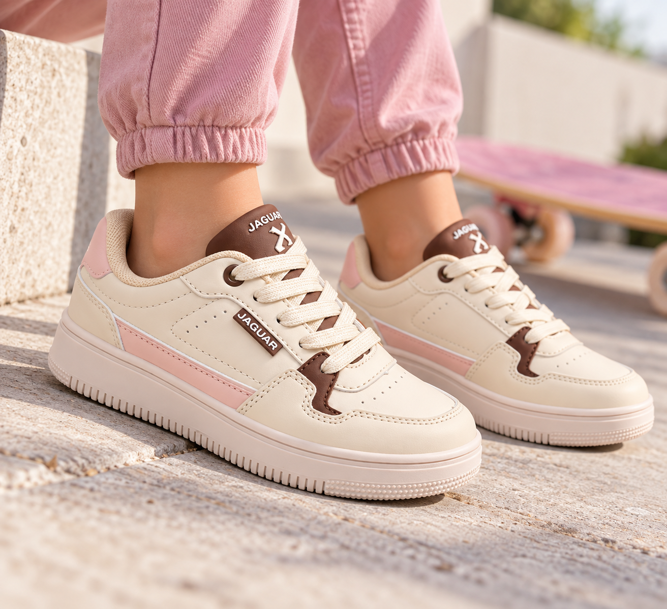 Zapatilla Urbana Niños Liviana Jaguar Importado Art. 4034 (28 al 35) - Zapatillas%20Jaguar%20junto%20al%20monopat%C3%ADn%20rosa.png