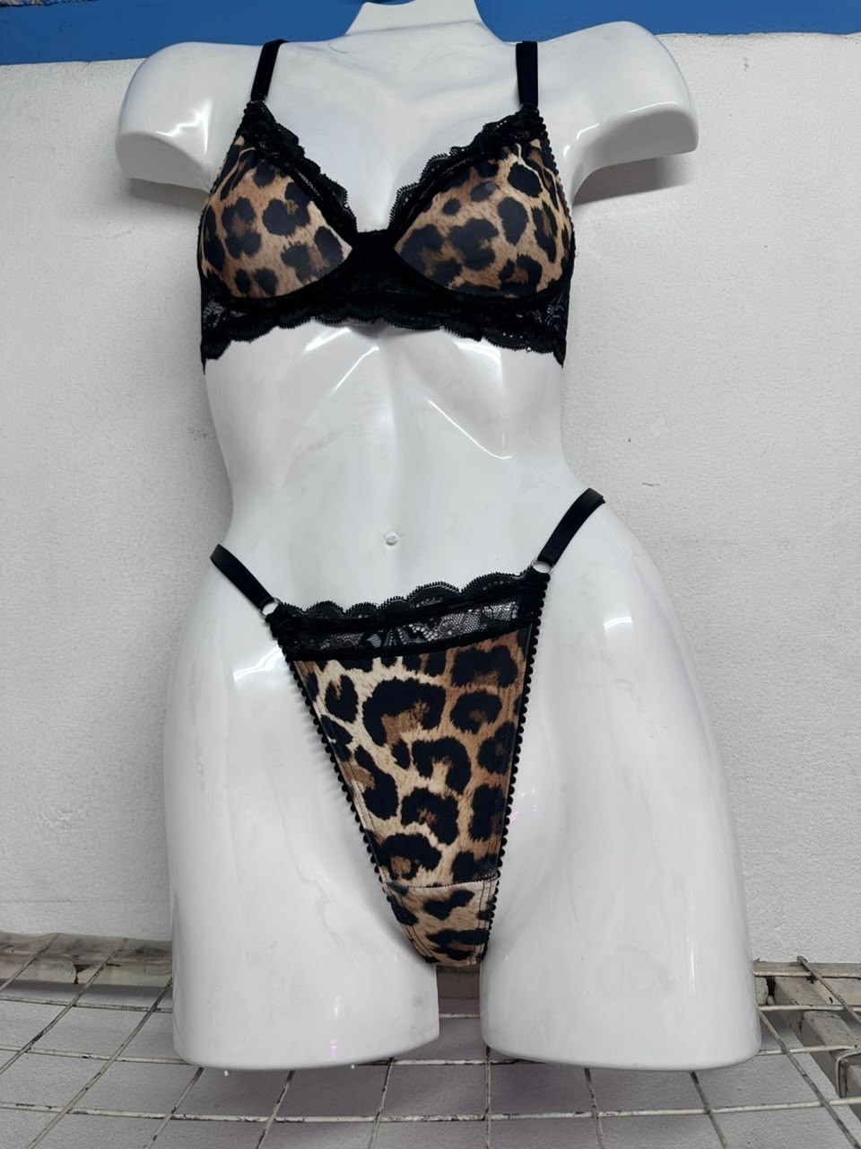 Conjunto de Puntilla y Lycra - Imagen 3