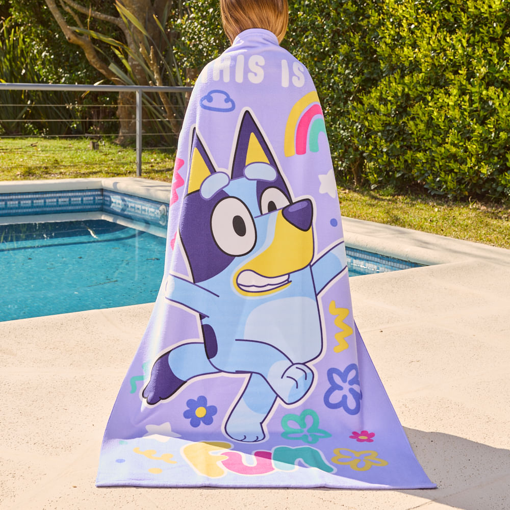 Toallón Bluey Infantil 70x130 Cm + Bolso | Microfibra Suave Licencia Oficial Piñata - 2.jpg