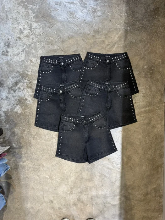Vania Short Tachas
