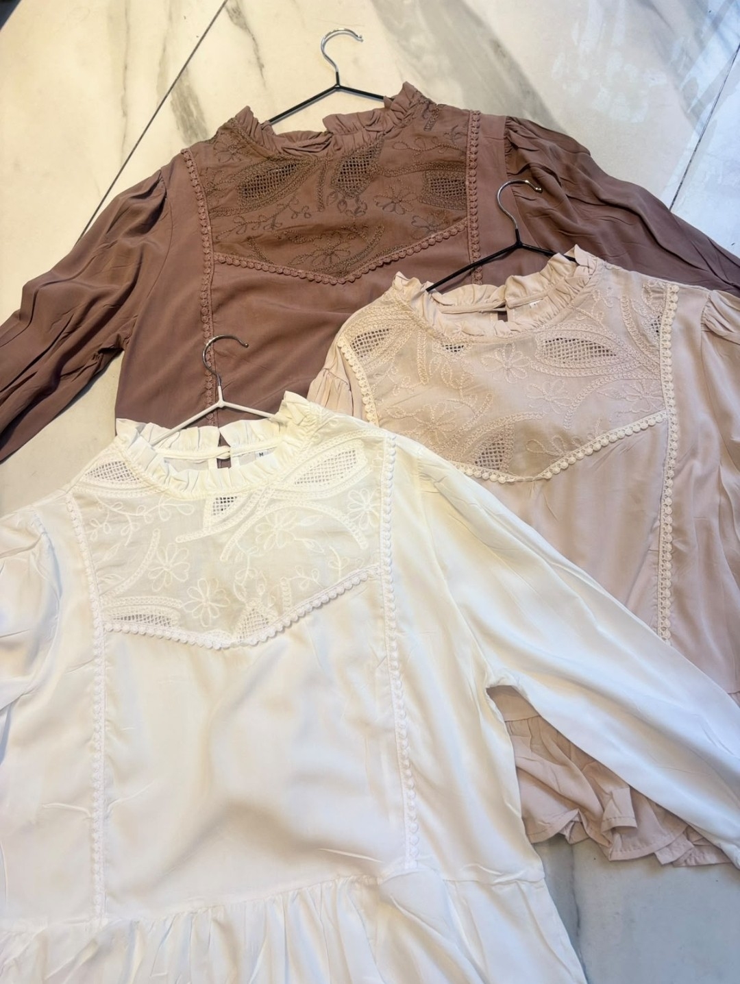 Blusa Brodery C/puntilla y Volado Cuello - Imagen 2