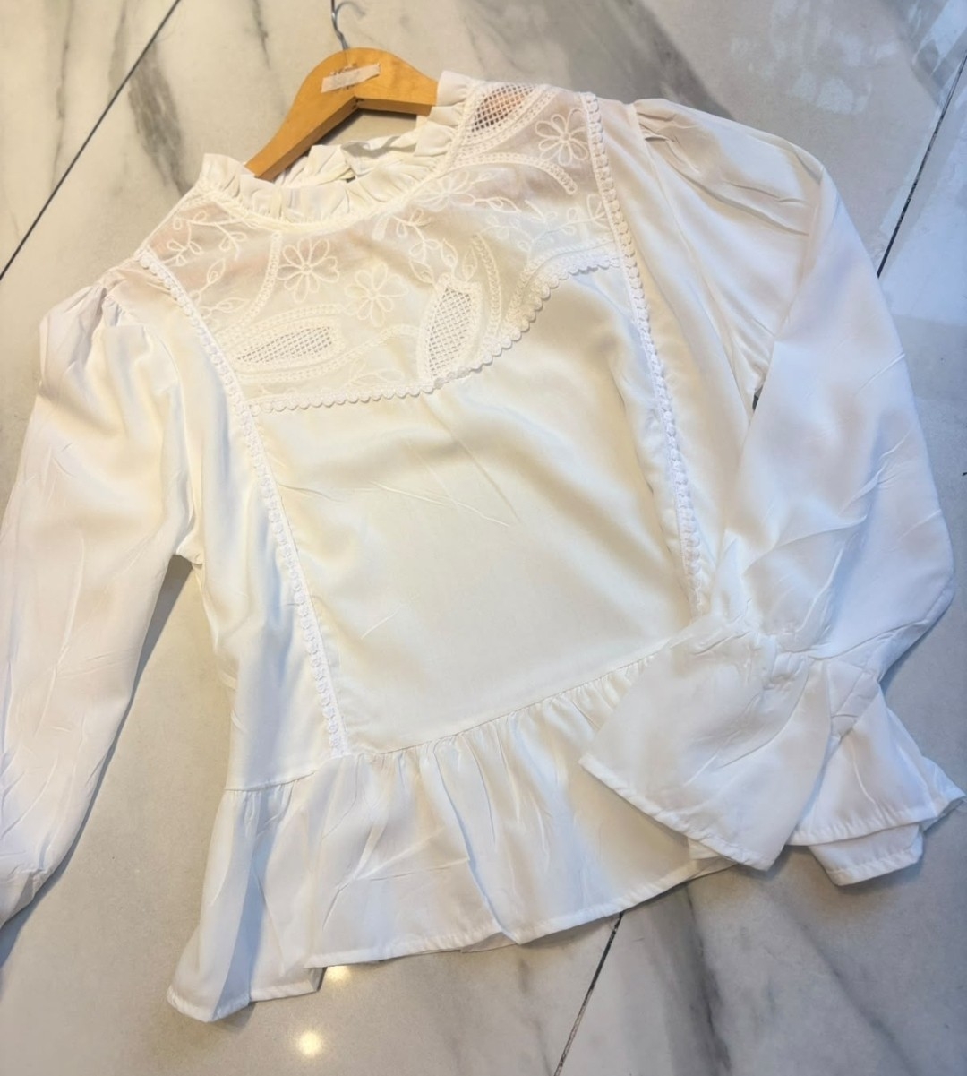 Blusa Brodery C/puntilla y Volado Cuello - Imagen 3