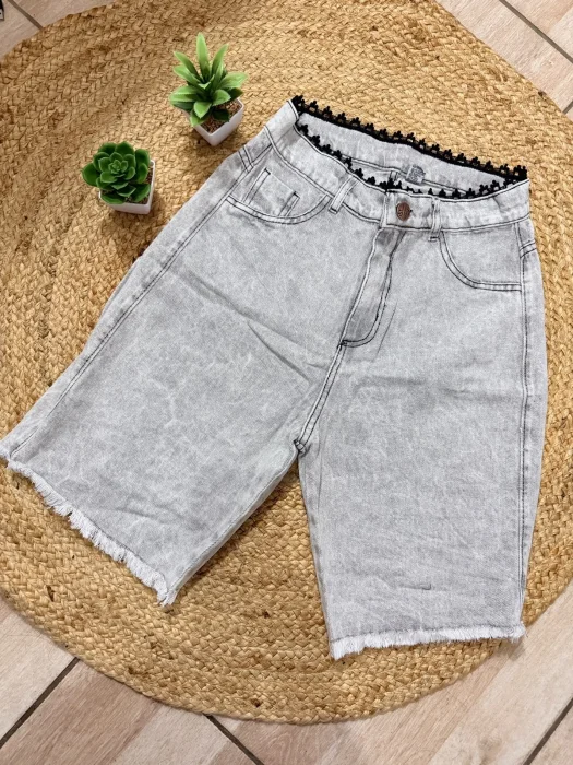 Bermuda Rígida Gris con Puntillas