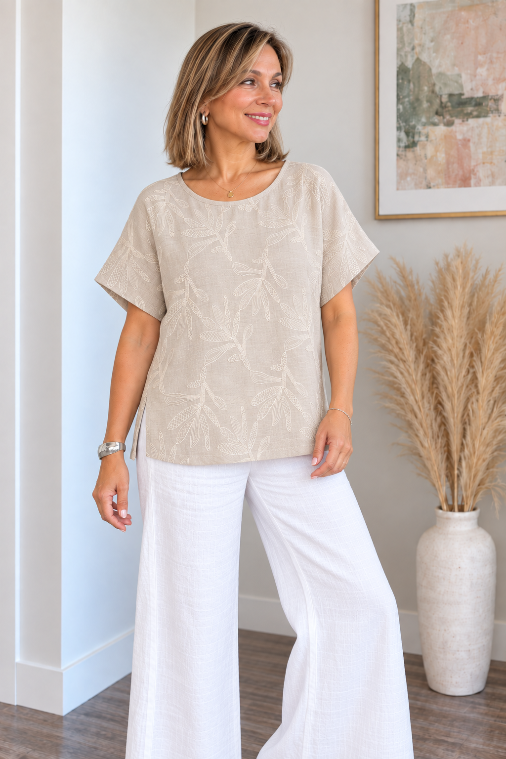 Blusa con Tajos  Bordada - Retrato%20en%20blusa%20beige%20bordada.png