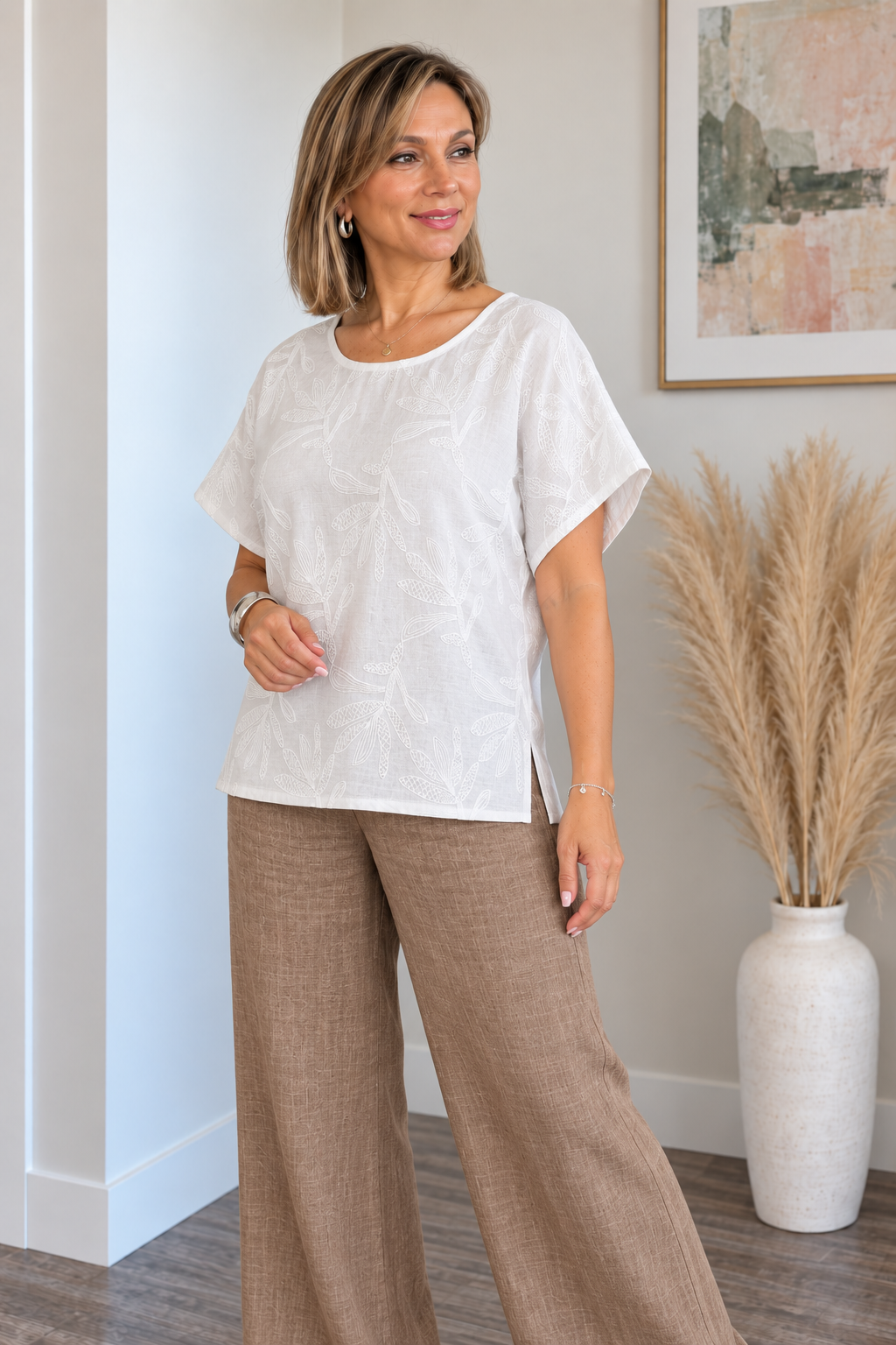 Blusa con Tajos  Bordada - Blusa%20blanca%20bordada%2C%20pantal%C3%B3n%20camel.png
