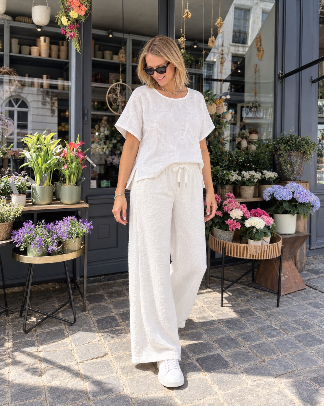 Conjunto Charlotte - Elegancia%20blanca%20frente%20a%20la%20florer%C3%ADa.png