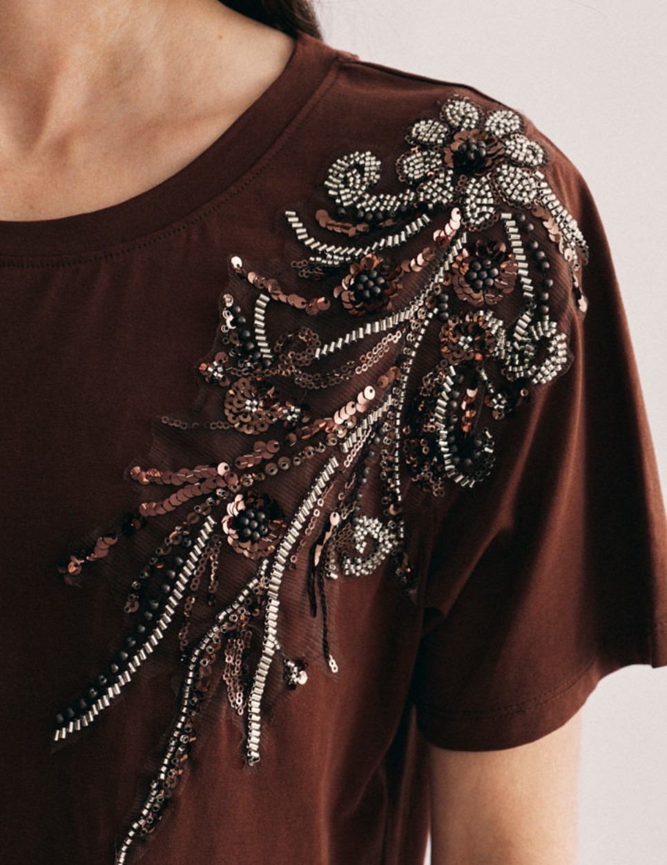 Remera  con Aplique  Bordado en Canutillos - Imagen 2