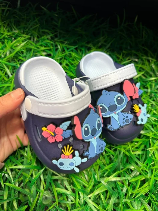 Crocs de Stich con Pin