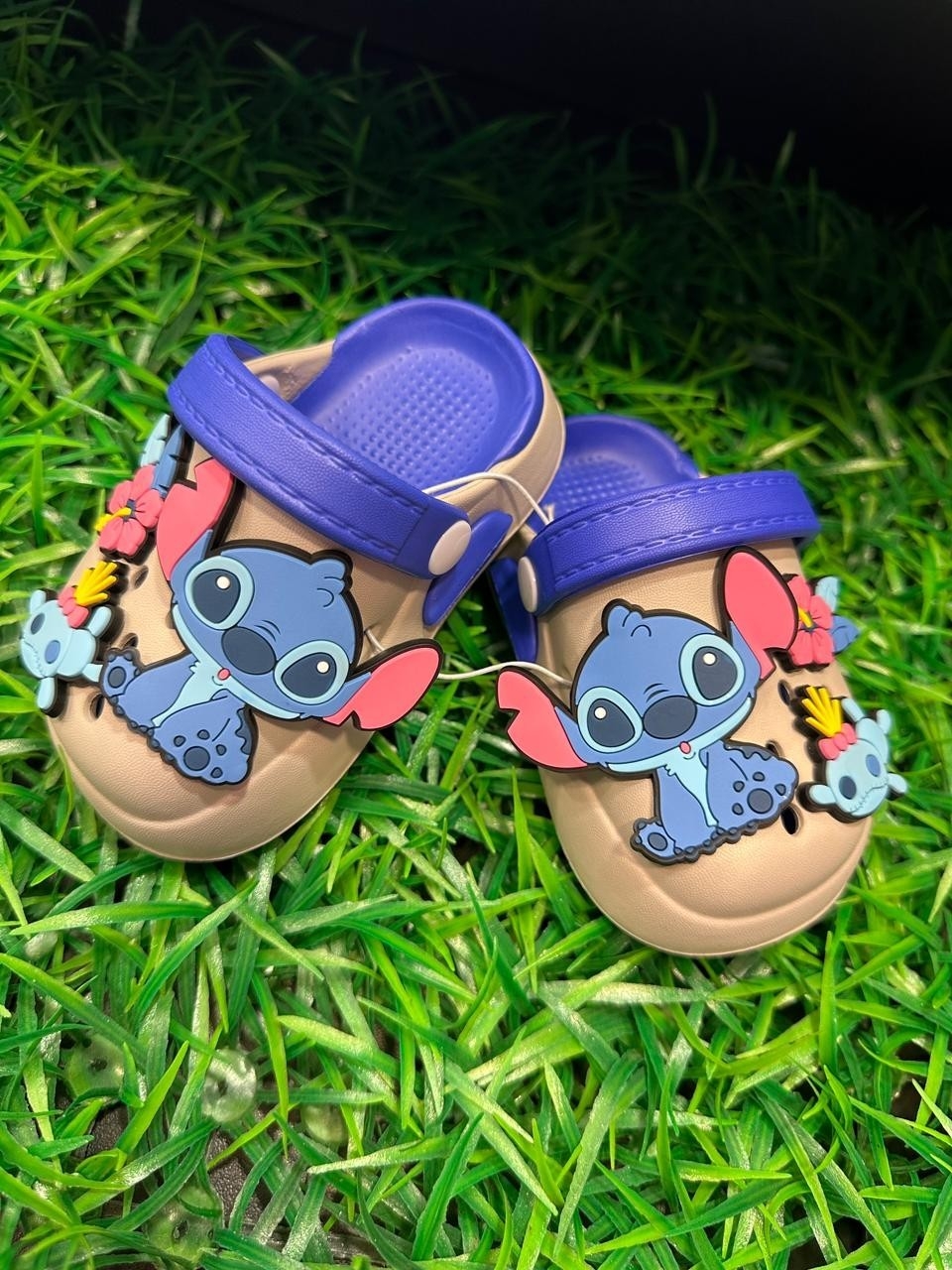 Crocs de Stich con Pin - Imagen 2