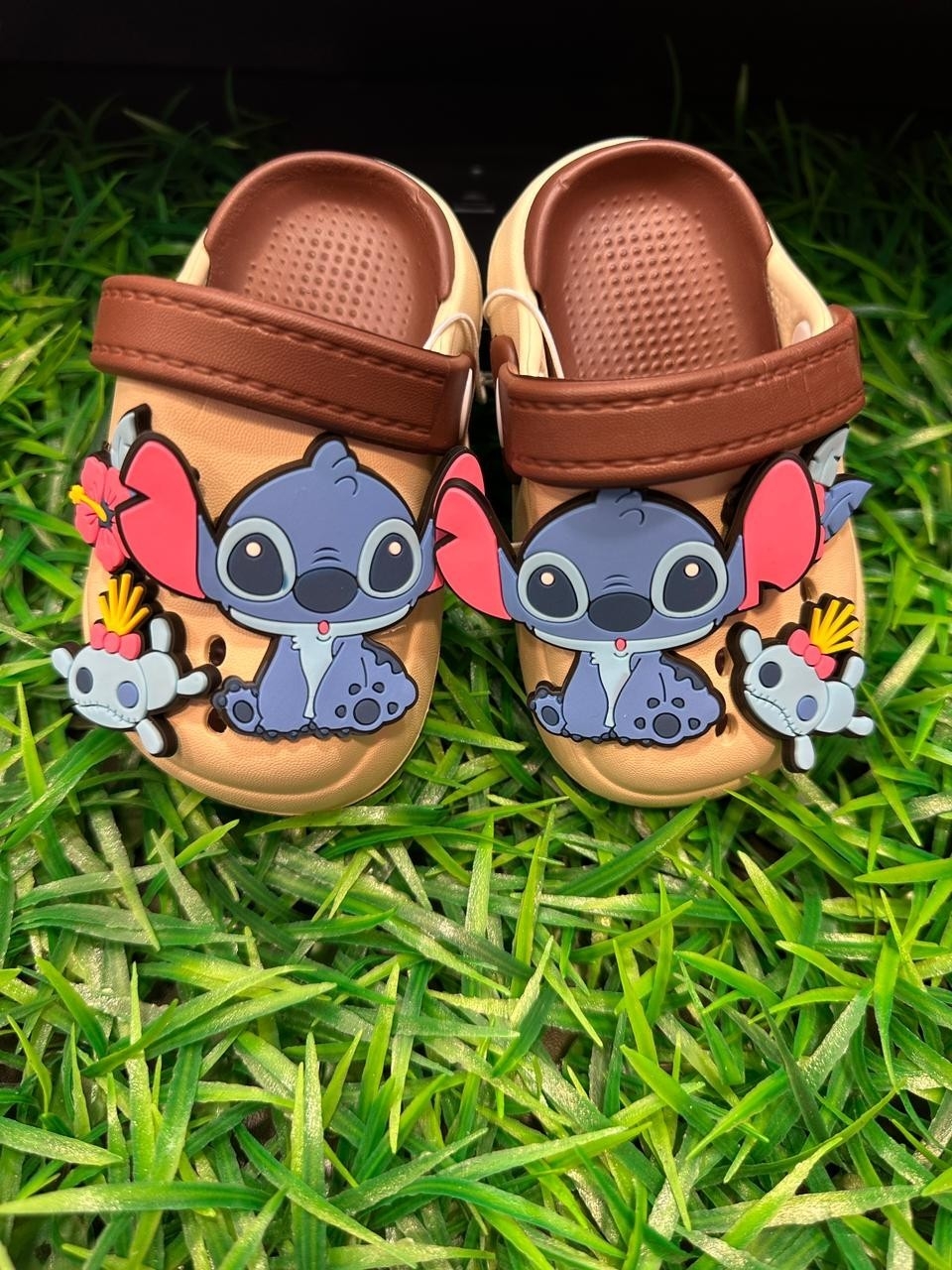 Crocs de Stich con Pin - Imagen 3