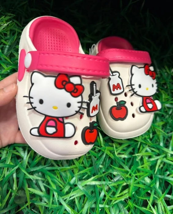 Crocs de Hello Kitty con Pin