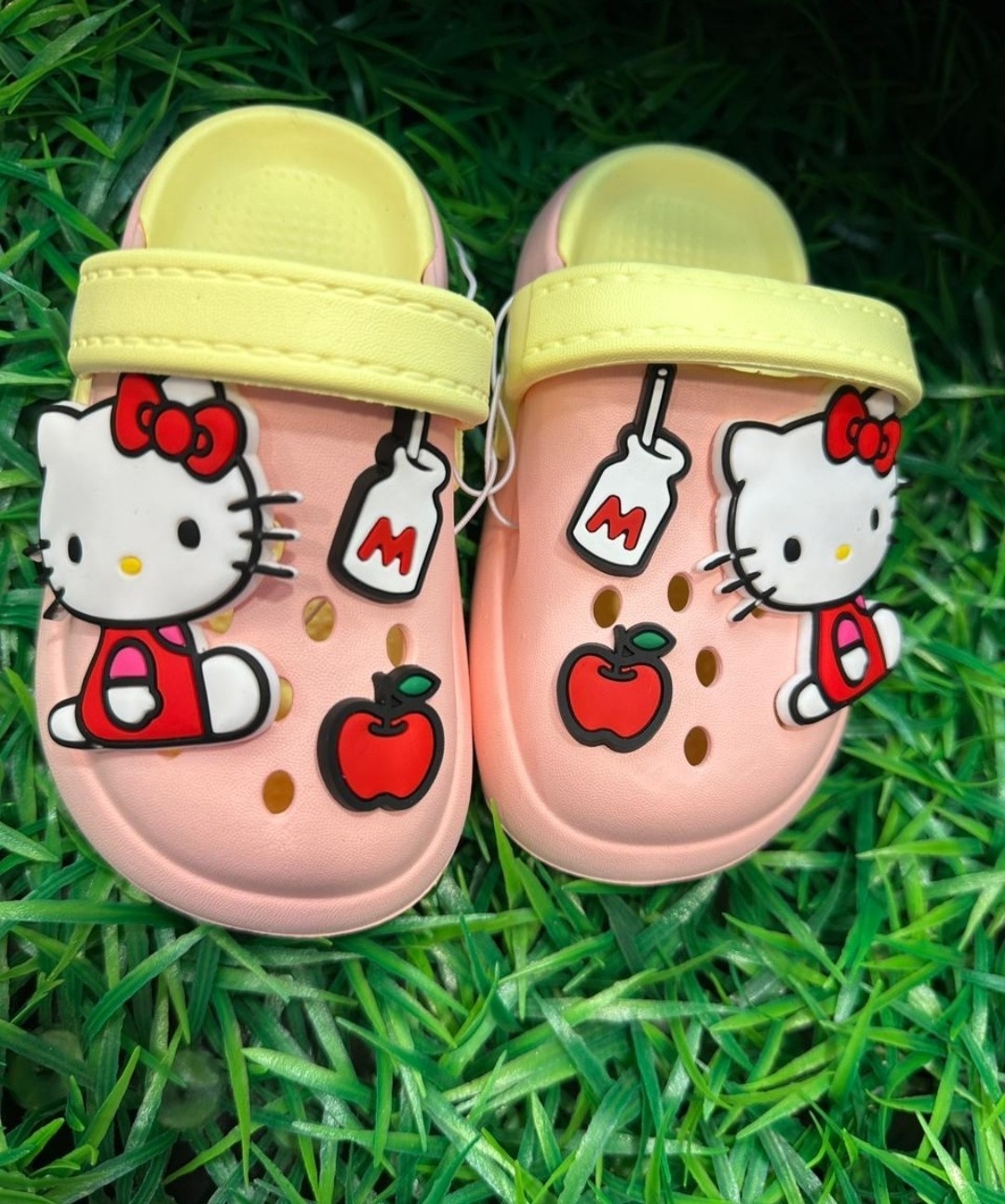 Crocs de Hello Kitty con Pin - Imagen 2