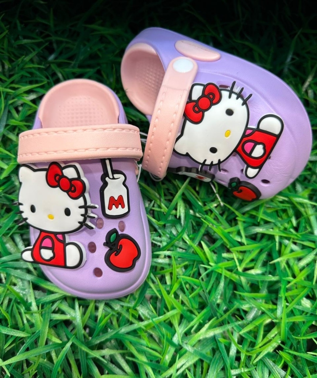 Crocs de Hello Kitty con Pin - Imagen 3
