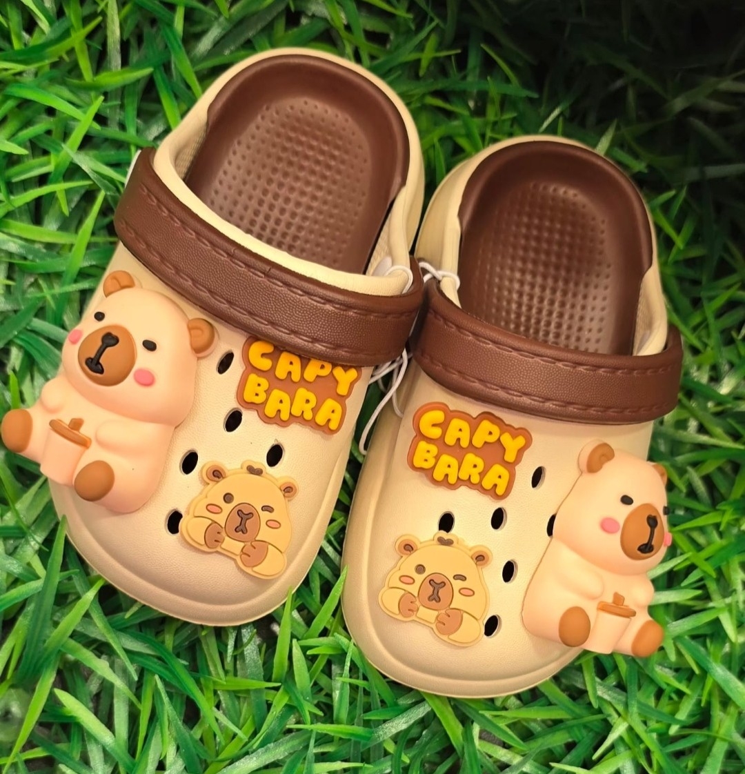 Crocs de Capibara con Pin - Imagen 3