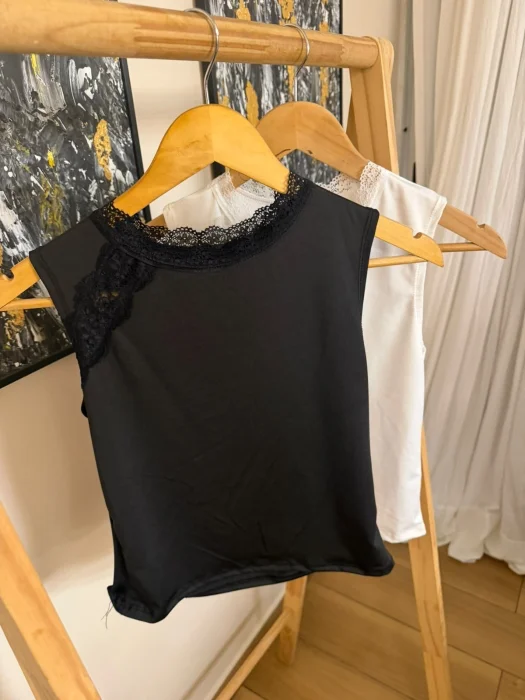 Remera de Microfibra y Encaje Cher