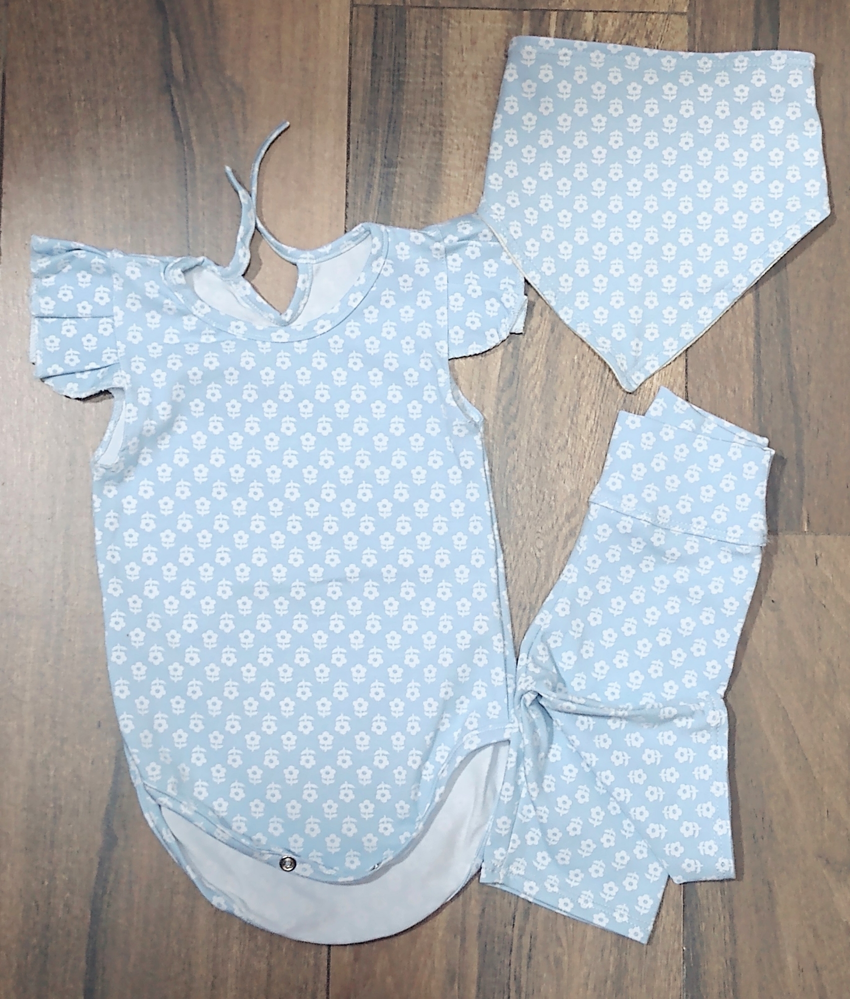 Conjunto para Beba de 3 Piezas Bodis+ Biker y Babero - Imagen 3