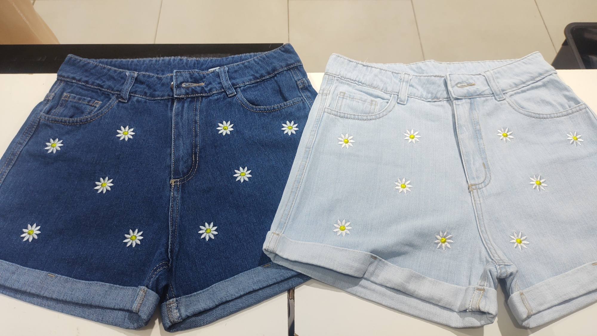 Short Jean Rígido con Flores Bordadas - Imagen 3