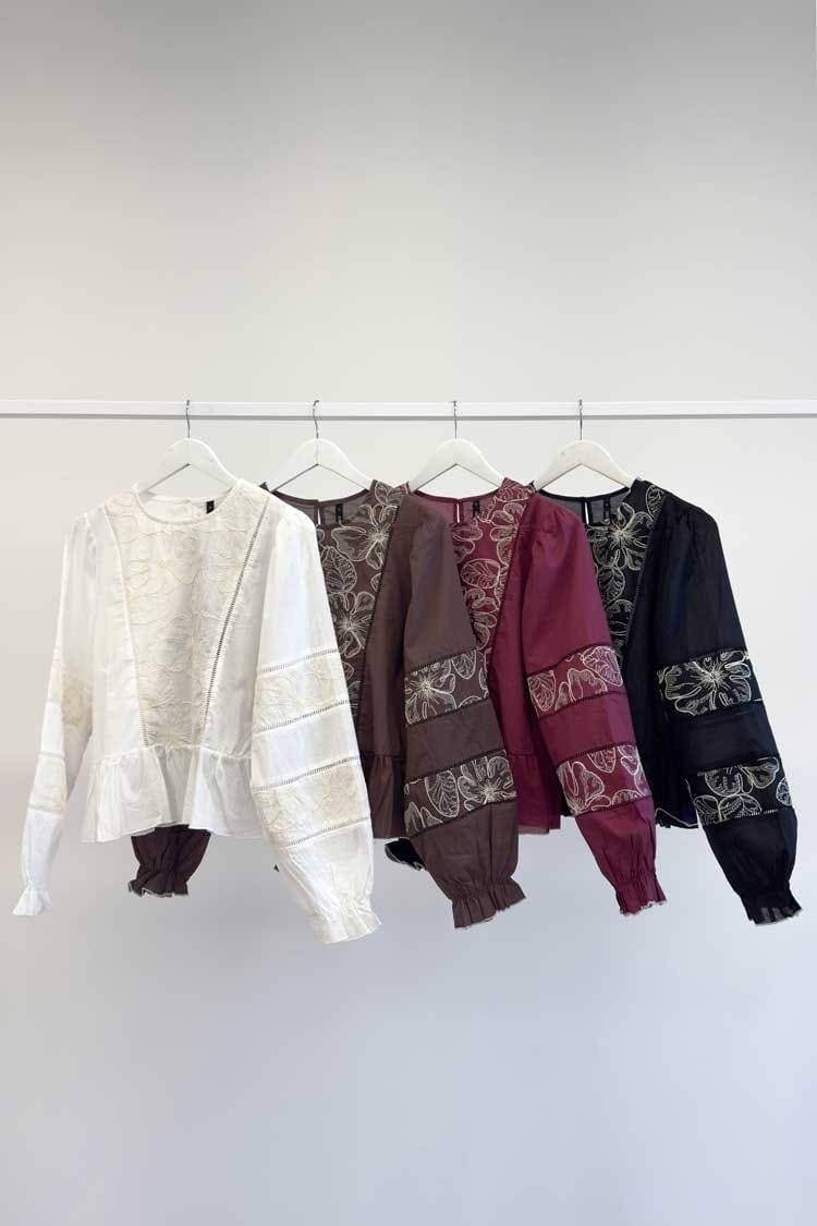 Blusa  con Bordados - Imagen 2