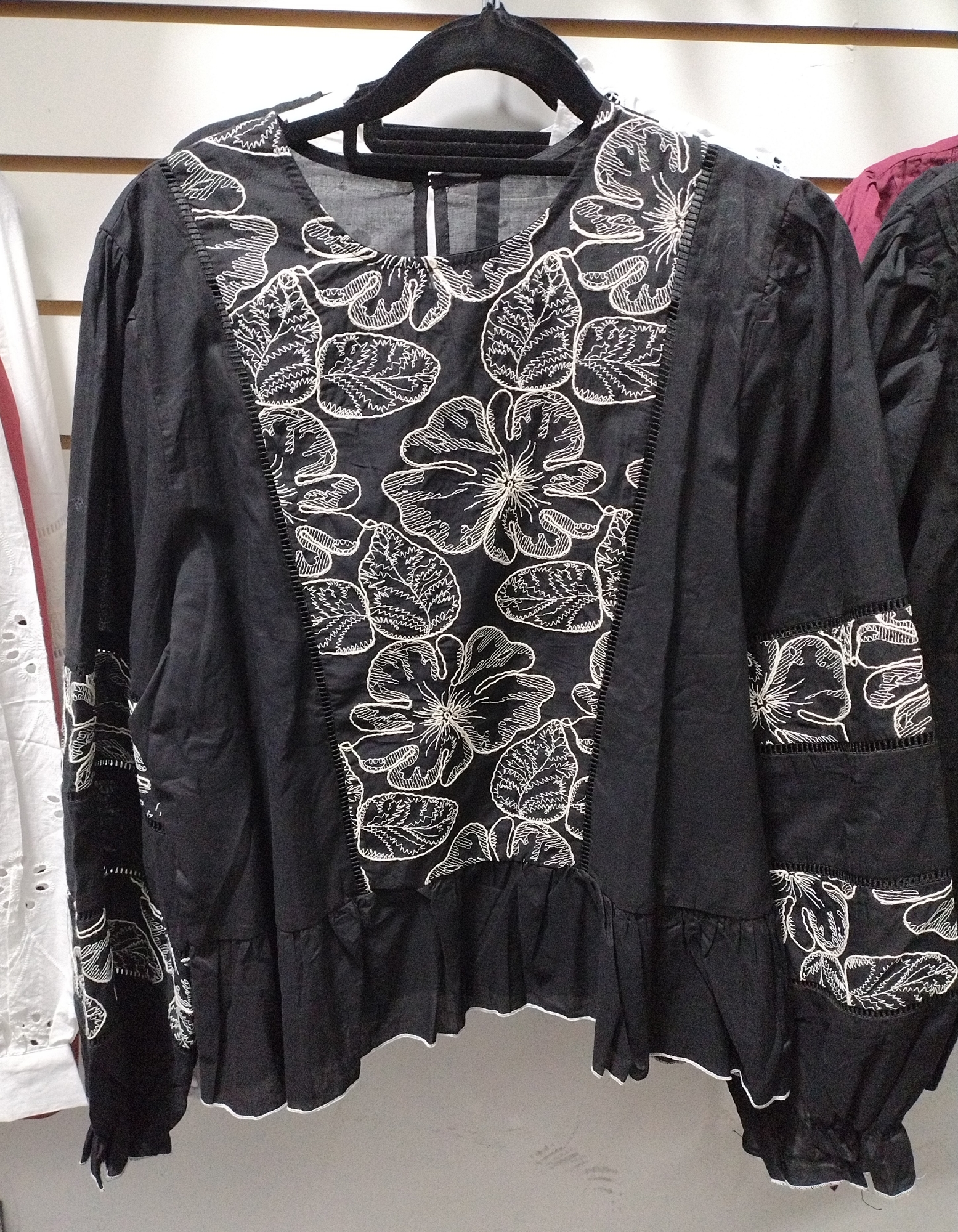 Blusa  con Bordados - Imagen 3