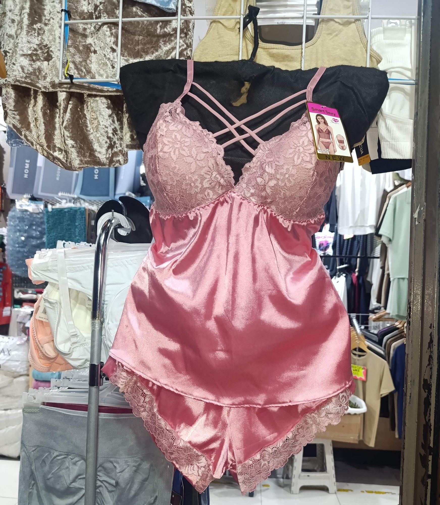 Pijama Satén Viene con Less - Imagen 3