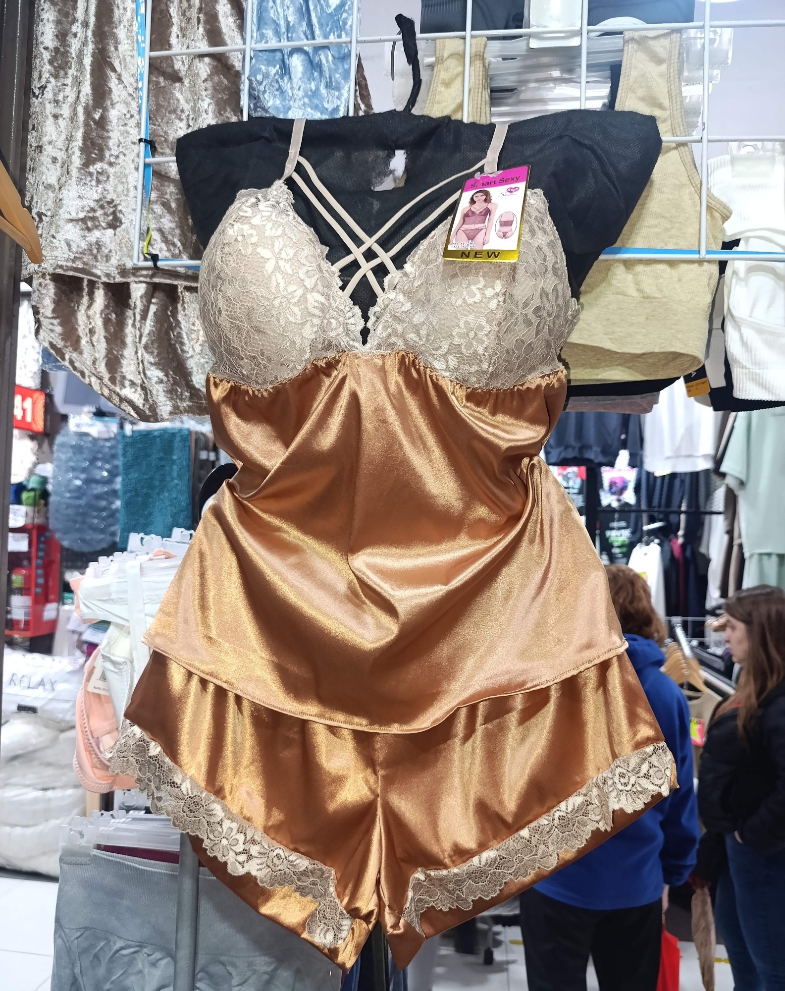 Pijama Satén Viene con Less - Imagen 4