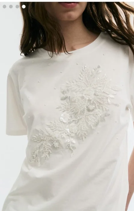 Remera con Aplique Bordado