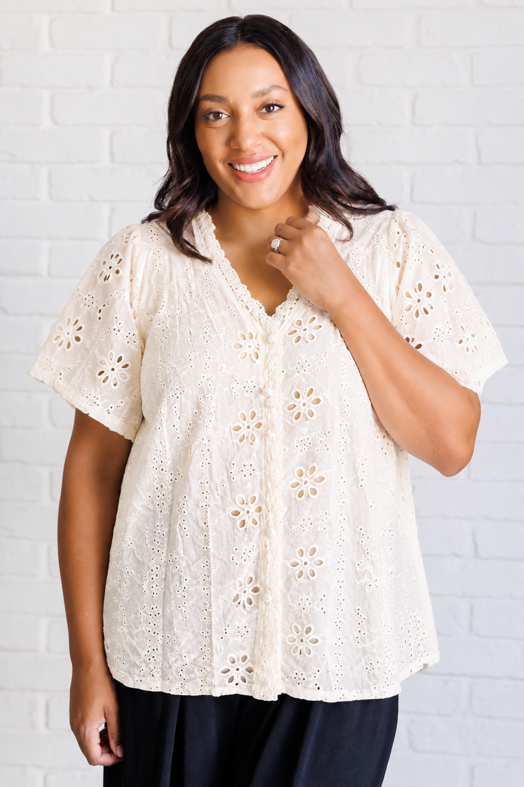 Camisa Veronica - Retrato%20luminoso%20con%20blusa%20de%20encaje%20ivory.png