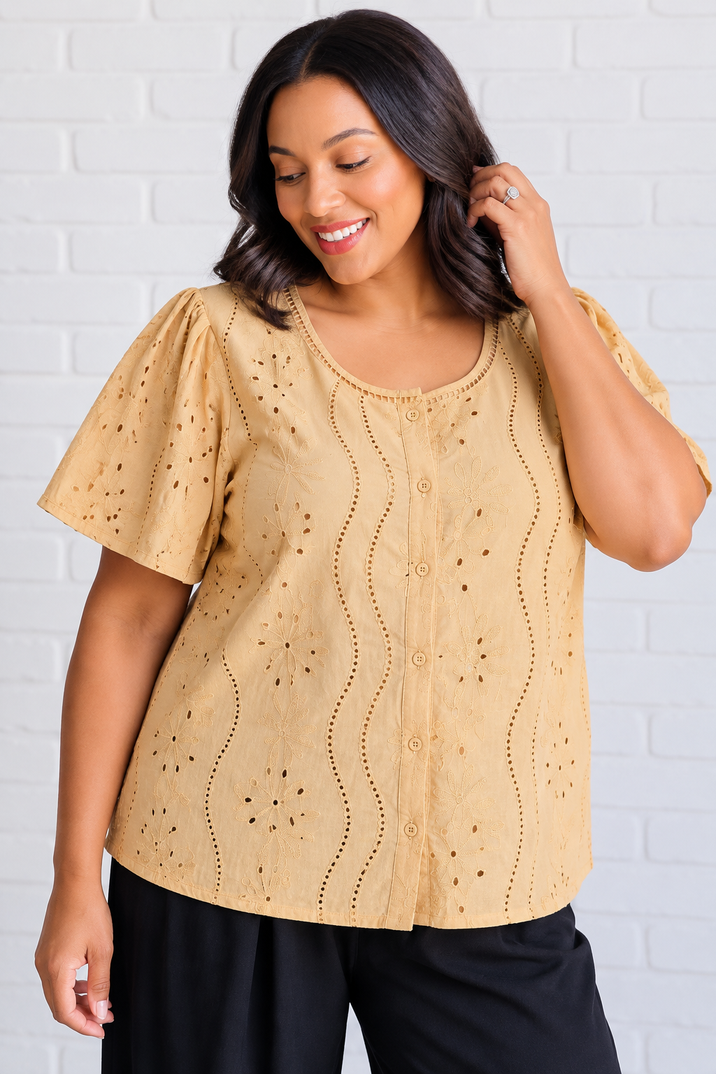 Camisa Rogelia - Retrato%20de%20moda%20con%20blusa%20bordada.png